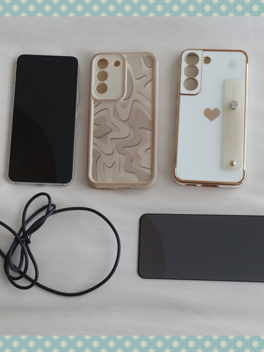 Samsung Galaxy S22 (5G) in Phantom White - 128GB with Cases and Screen Protector